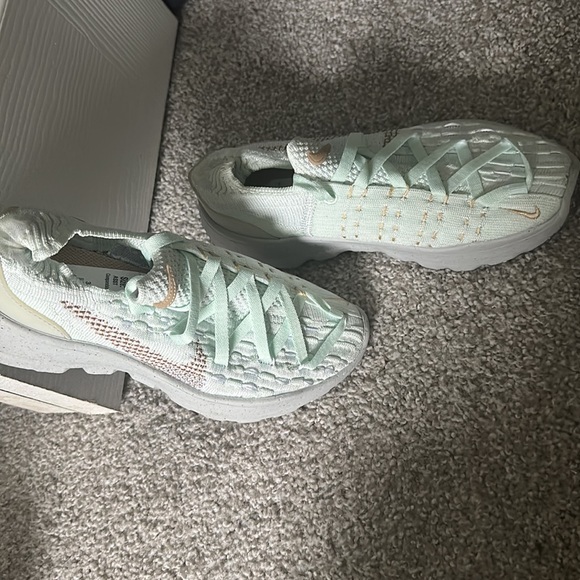 Nike 04 Size 7 color: mint green and gold - Picture 2 of 3